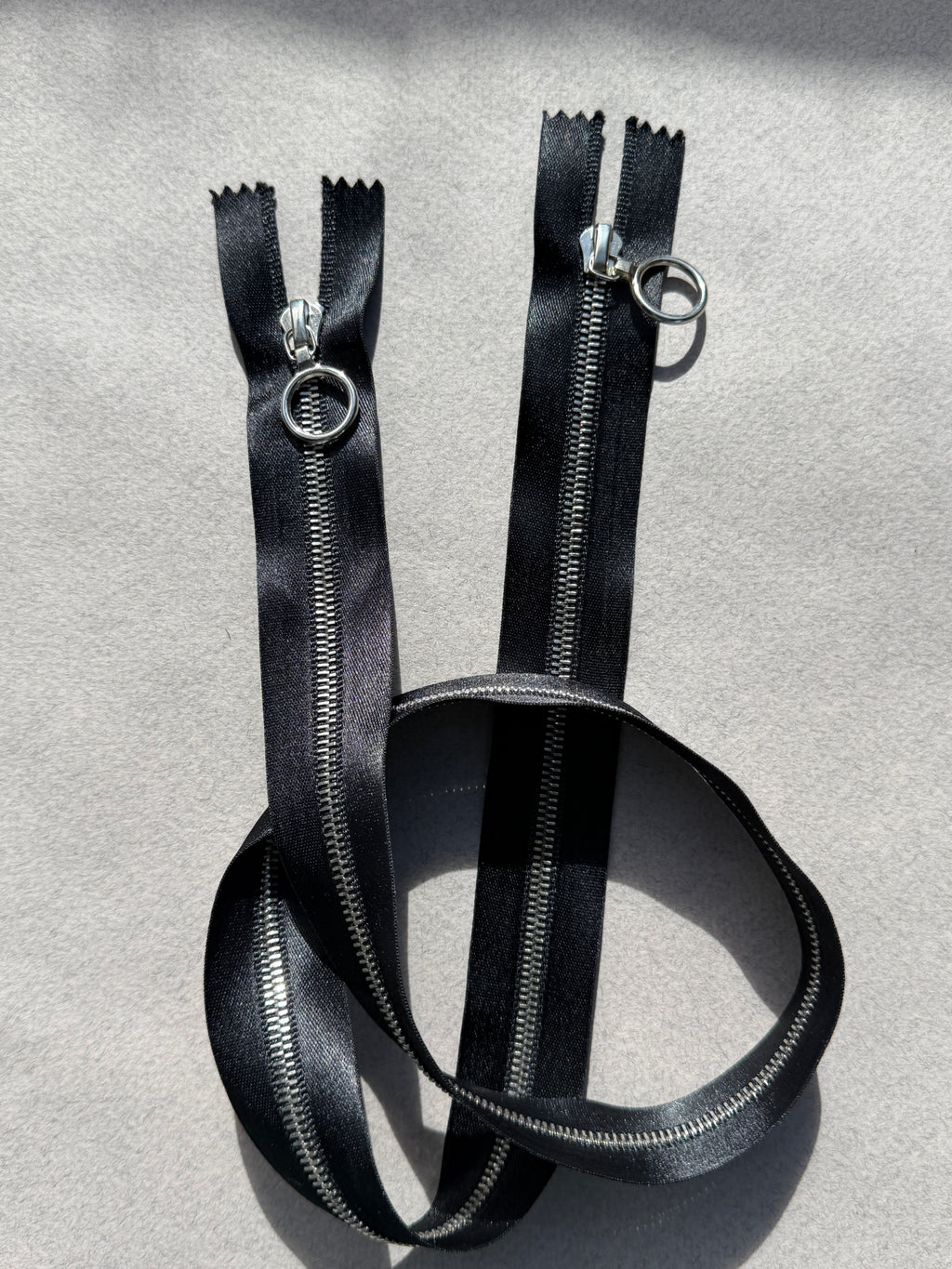 Riri open end two ways metal black satin zip 70cm