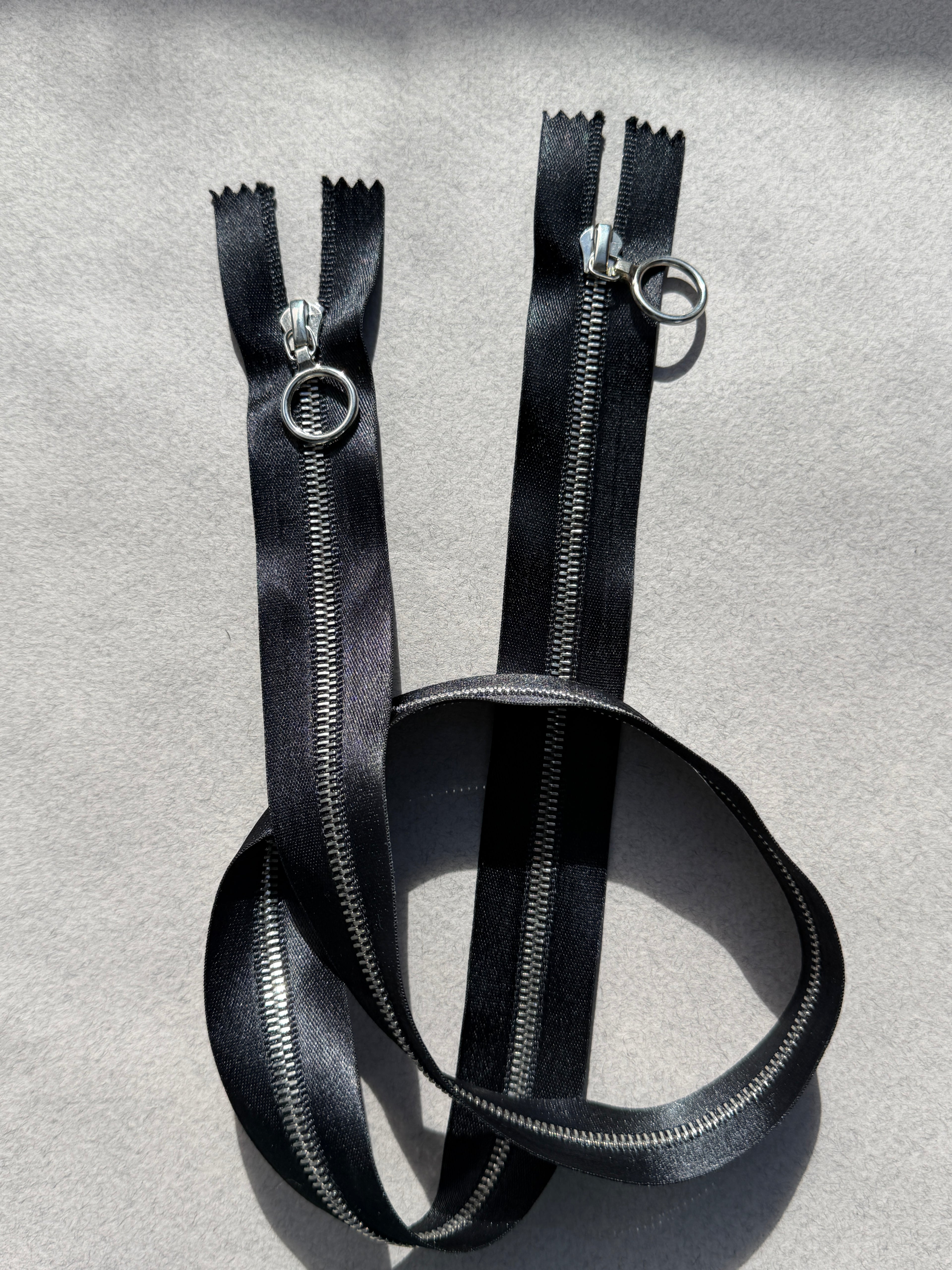 Riri open end two ways metal black satin zip 70cm