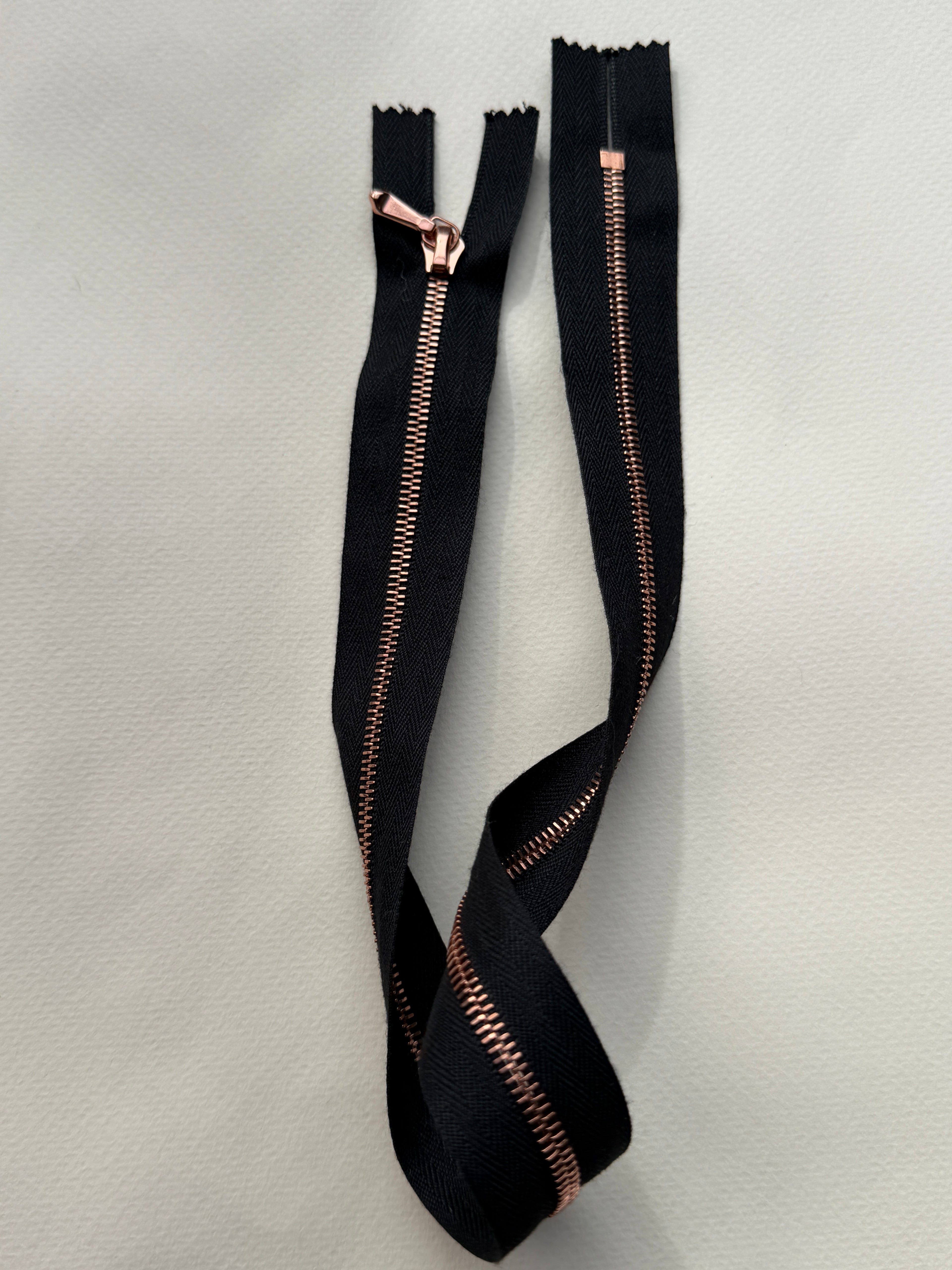 Riri closed end copper chain black tape 44cm