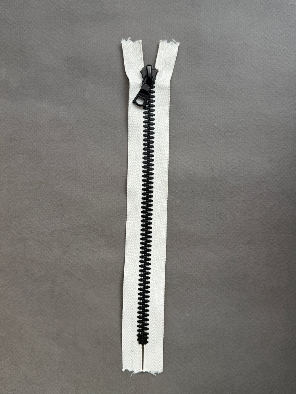 Riri  closed end  nylon Zip cream black 19cm SP Haberdashery Auckland NZ